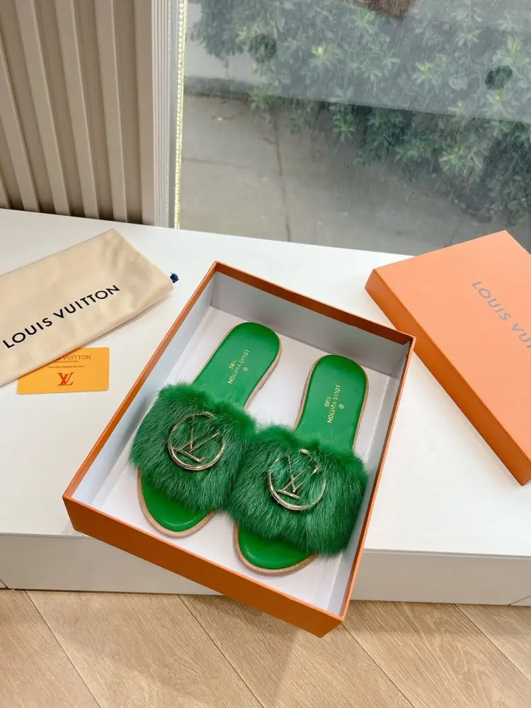 Louis Vuitton — Шлепанцы меховые женские