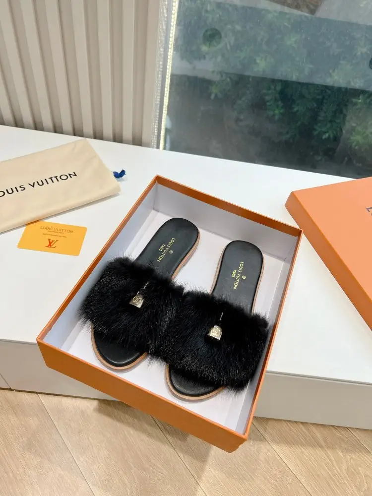Louis Vuitton — Шлепанцы меховые женские
