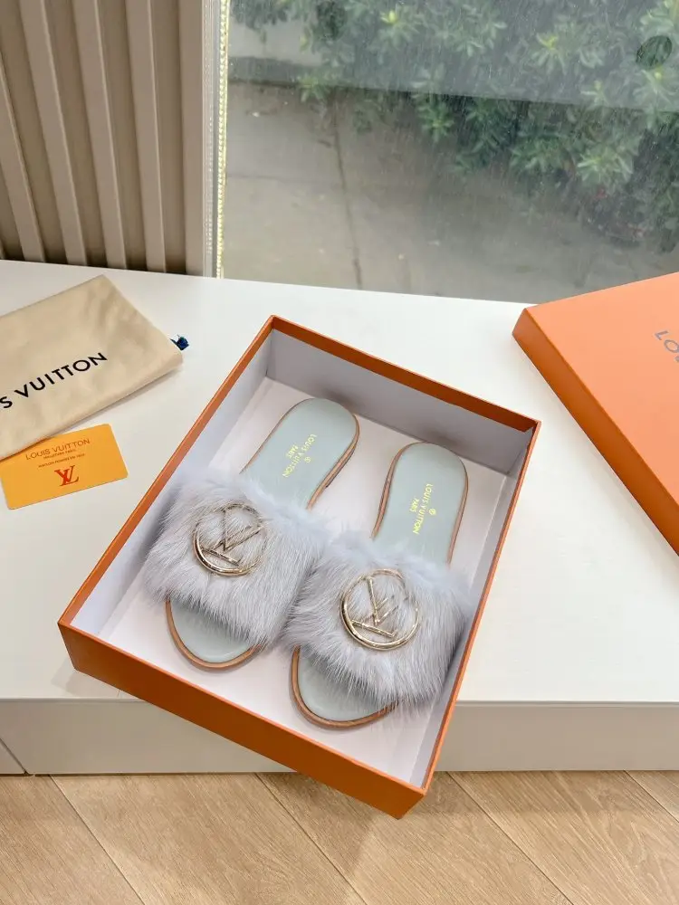 Louis Vuitton — Шльопанці хутряні жіночі