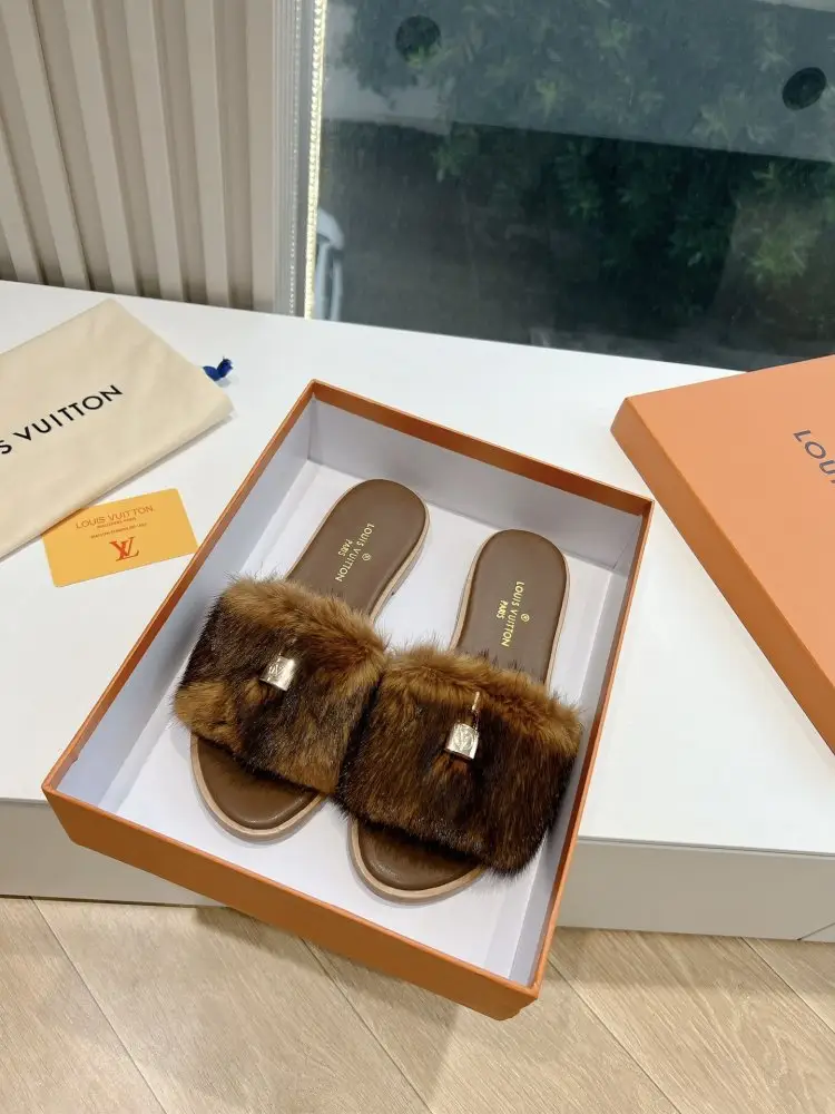 Louis Vuitton — Шльопанці хутряні жіночі