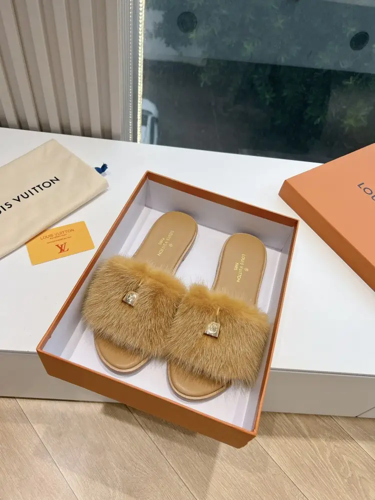 Louis Vuitton — Шлепанцы меховые женские