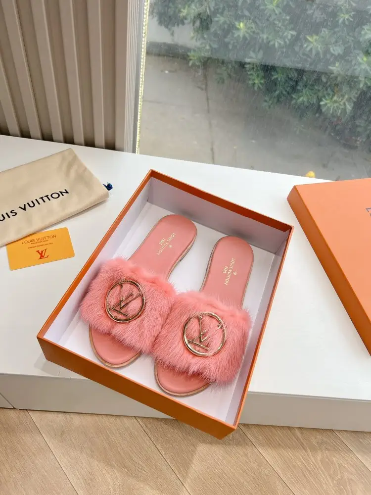 Louis Vuitton — Шльопанці хутряні жіночі