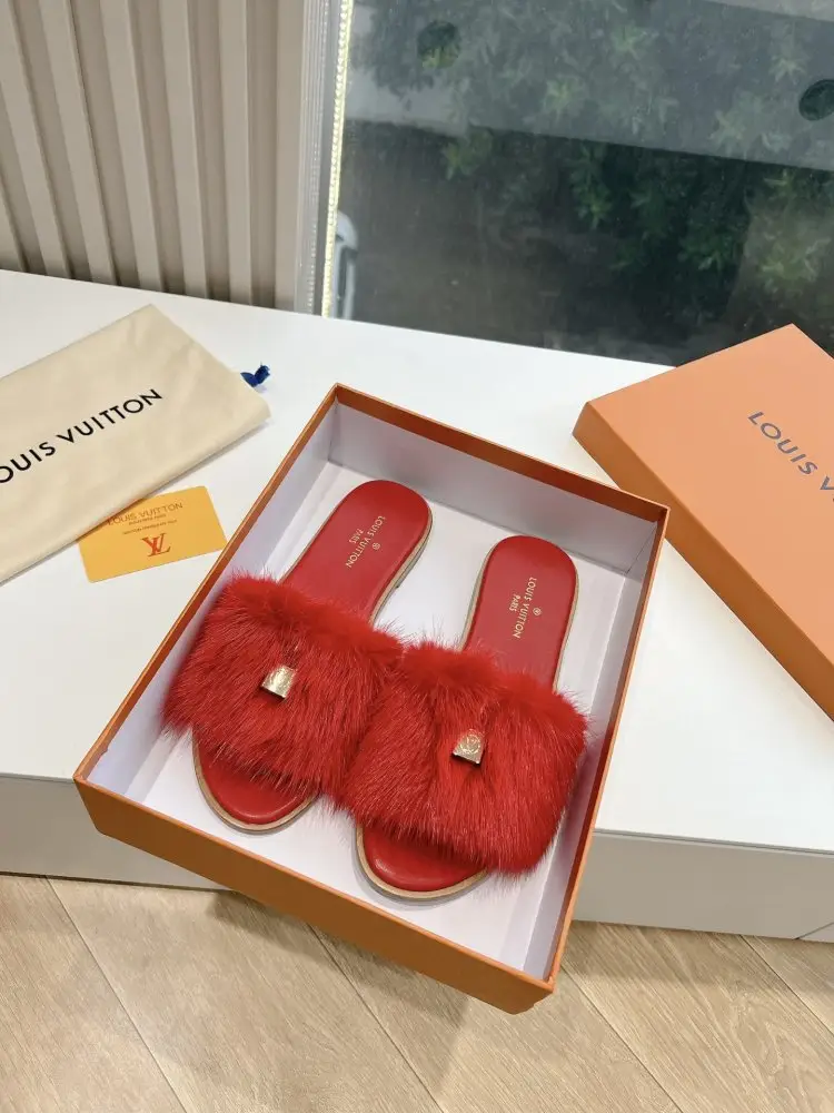 Louis Vuitton — Шлепанцы меховые женские
