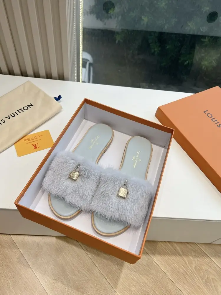 Louis Vuitton — Шлепанцы меховые женские