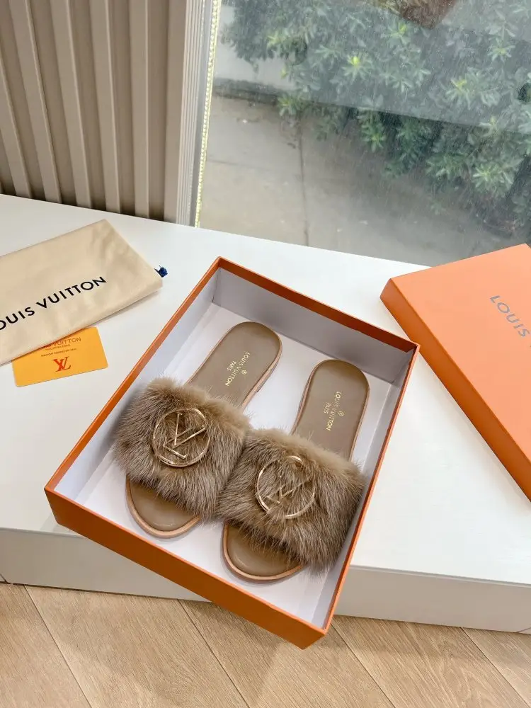 Louis Vuitton — Шлепанцы меховые женские