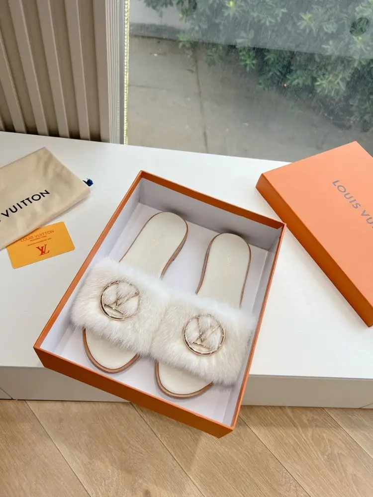 Louis Vuitton — Шлепанцы меховые женские