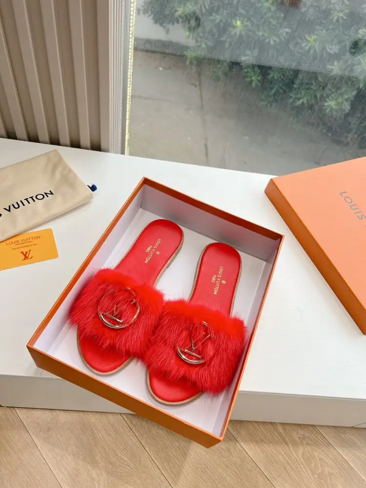 Louis Vuitton — Шлепанцы меховые женские