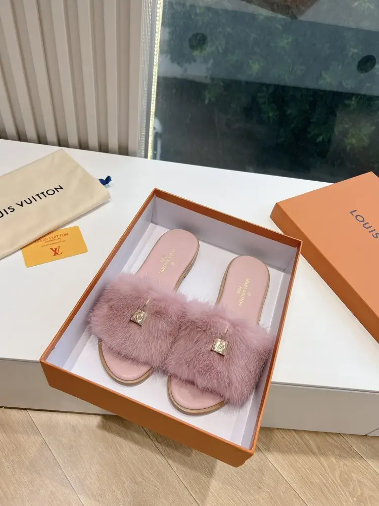 Louis Vuitton — Шлепанцы меховые женские