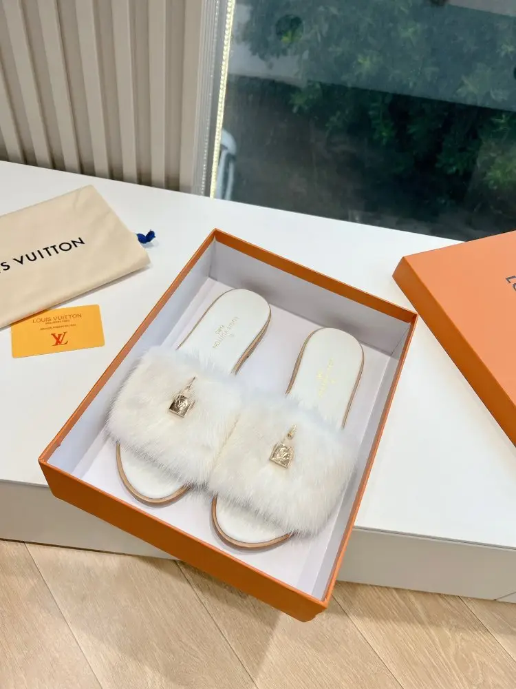 Louis Vuitton — Шльопанці хутряні жіночі