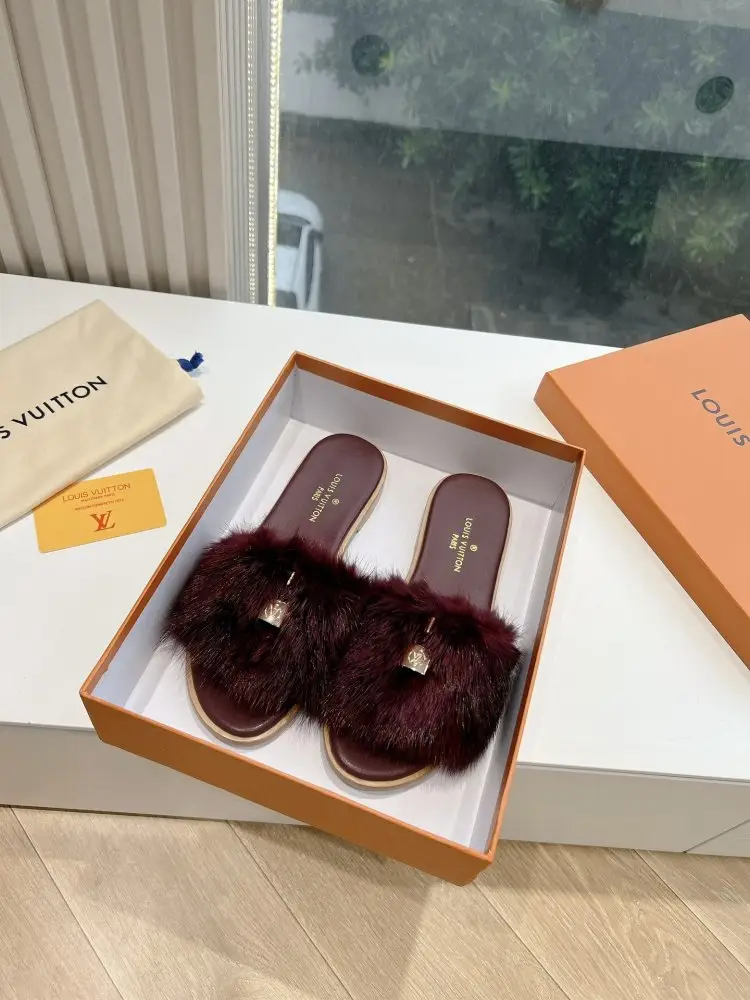 Louis Vuitton — Шльопанці хутряні жіночі
