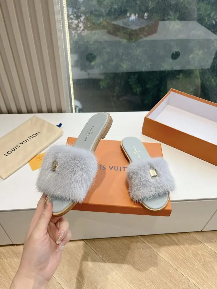 Louis Vuitton Шльопанці хутряні жіночі — Фото 5