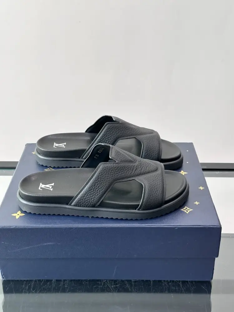 Louis Vuitton — Шльопанці чоловічі