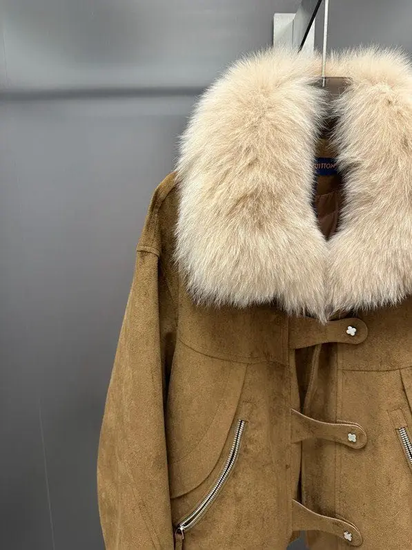Louis Vuitton Winter women's jacket on feathers and fox fur — Photo 2
