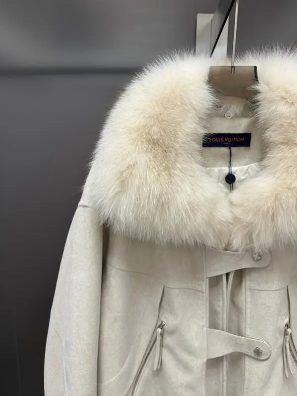 Louis Vuitton Winter women's jacket on feathers and fox fur — Photo 2