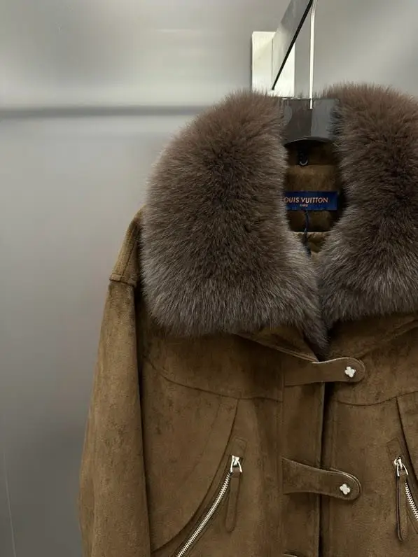 Louis Vuitton Зимняя женская куртка на пуху и лисьим мехом — Фото 2