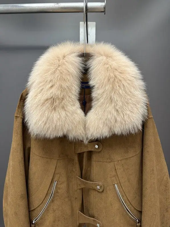 Louis Vuitton Winter women's jacket on feathers and fox fur — Photo 3