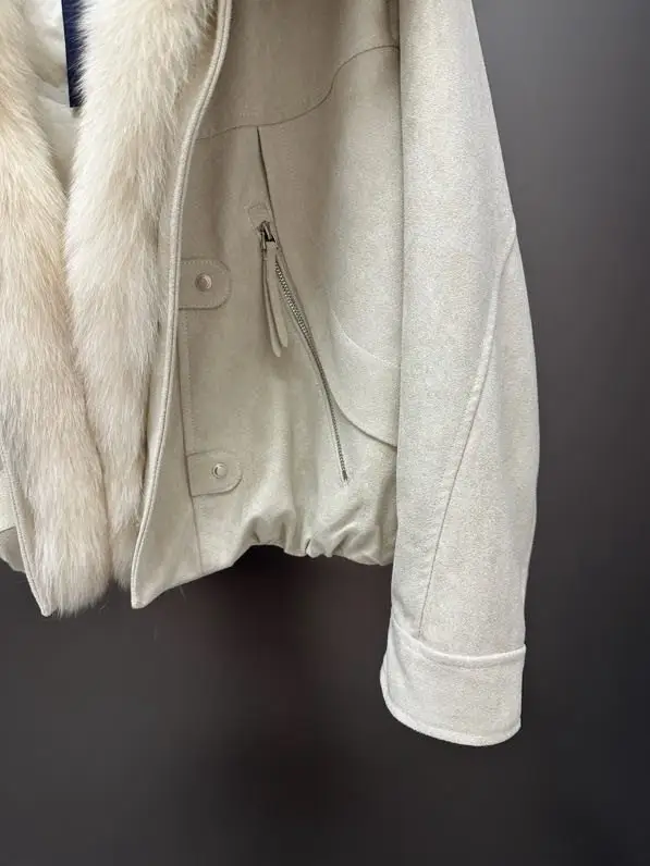 Louis Vuitton Winter women's jacket on feathers and fox fur — Photo 3