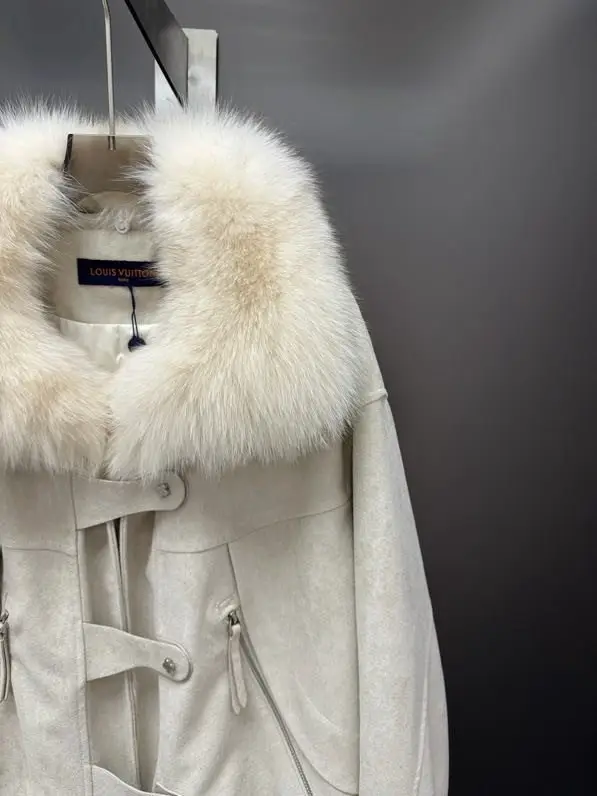 Louis Vuitton Winter women's jacket on feathers and fox fur — Photo 5