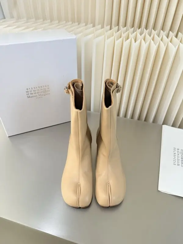 Maison Margiela MM6 — Ботильйони з розділеним носком на підборах