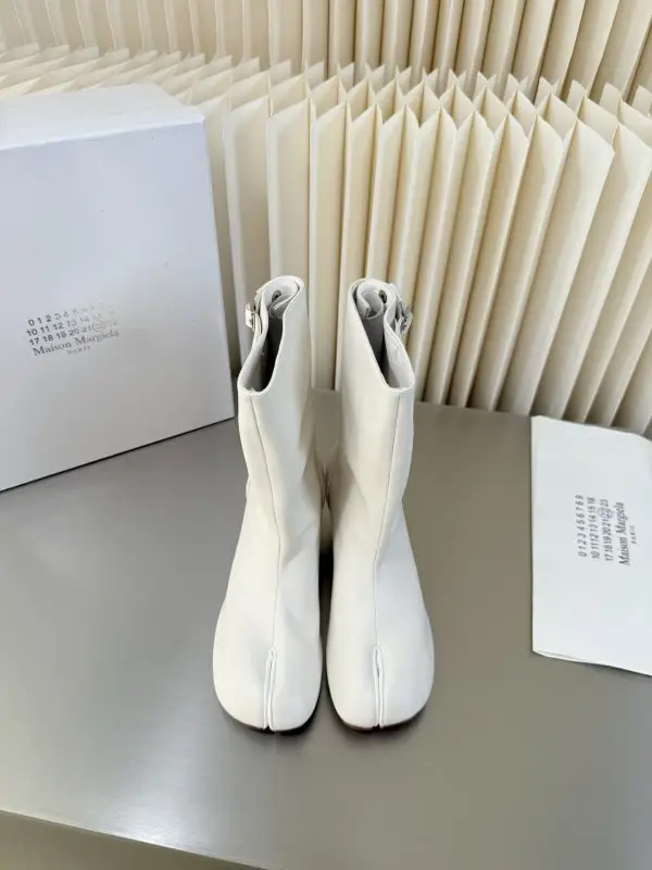 Maison Margiela MM6 — Ботильйони з розділеним носком на підборах