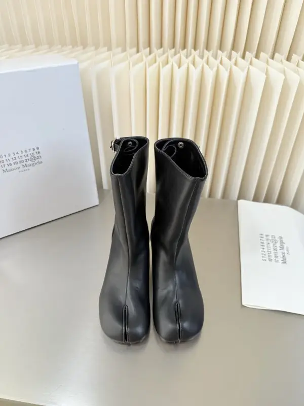 Maison Margiela MM6 — Ботильйони з розділеним носком на підборах
