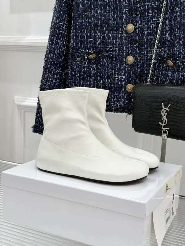 Maison Margiela MM6 Ankle boots from split the toe and elastic shafted — Photo 1