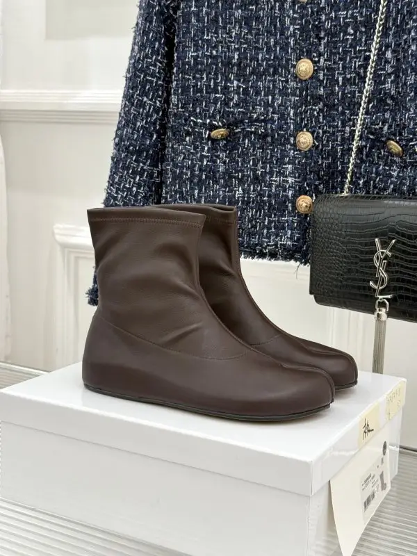 Maison Margiela MM6 — Ankle boots from split the toe and elastic shafted