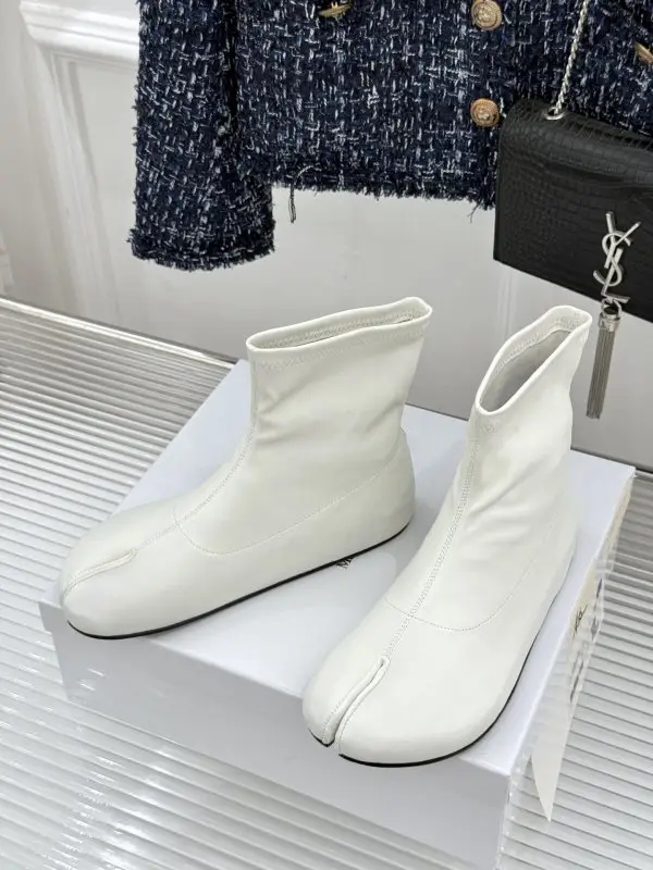 Maison Margiela MM6 Ankle boots from split the toe and elastic shafted — Photo 2