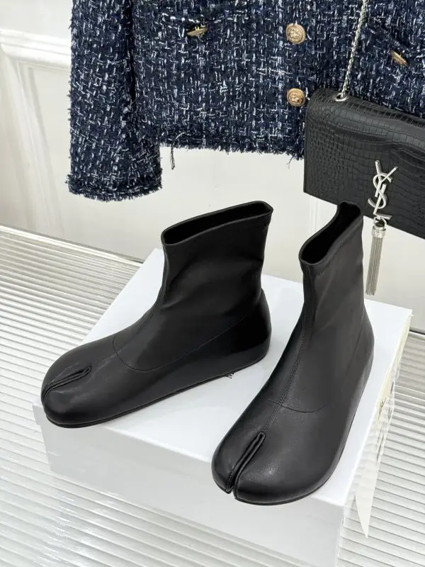 Maison Margiela MM6 Ботильйони з роздільним носком і еластичним халявою — Фото 2