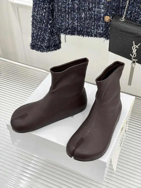 Maison Margiela MM6 Ботильйони з роздільним носком і еластичним халявою — Фото 2