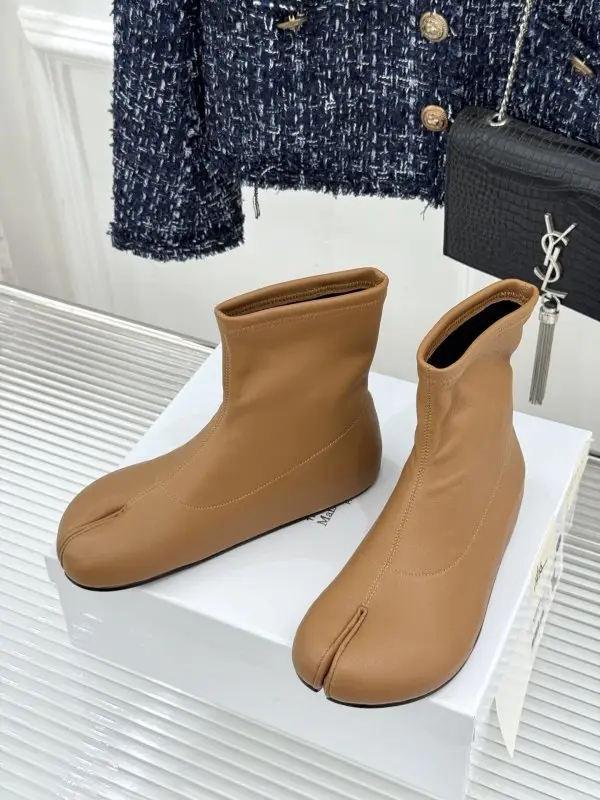Maison Margiela MM6 Ботильйони з роздільним носком і еластичним халявою — Фото 2