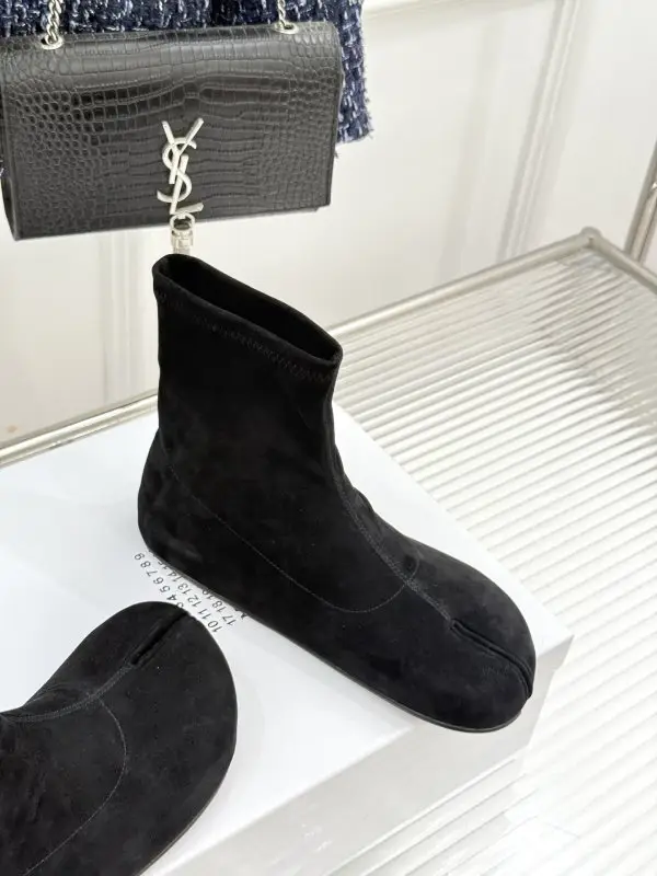 Maison Margiela MM6 Ботильоны с раздельным носком и эластичным голенищем — Фото 3