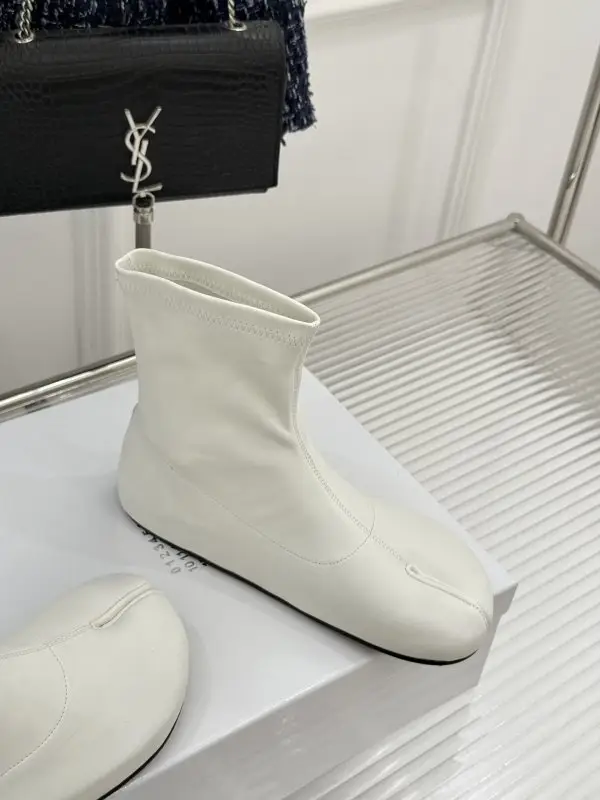 Maison Margiela MM6 Ankle boots from split the toe and elastic shafted — Photo 3