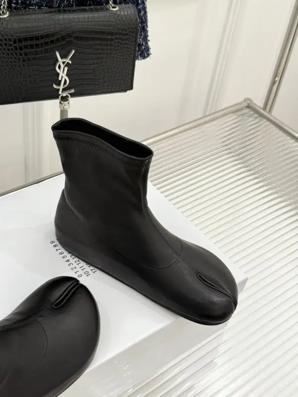 Maison Margiela MM6 Ботильйони з роздільним носком і еластичним халявою — Фото 3