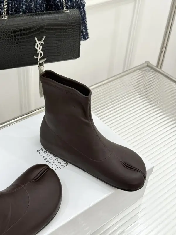 Maison Margiela MM6 Ботильйони з роздільним носком і еластичним халявою — Фото 3