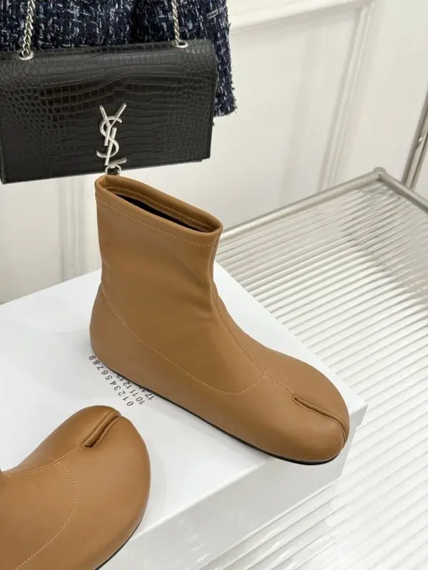 Maison Margiela MM6 Ботильйони з роздільним носком і еластичним халявою — Фото 3