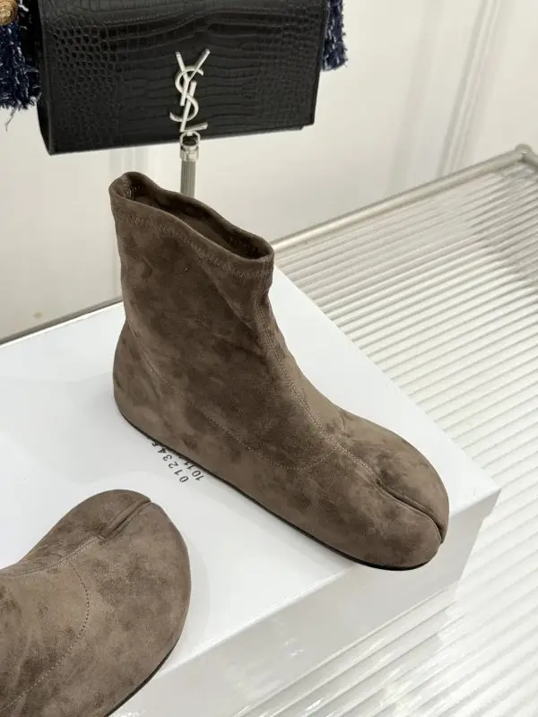 Maison Margiela MM6 Ботильоны с раздельным носком и эластичным голенищем — Фото 3