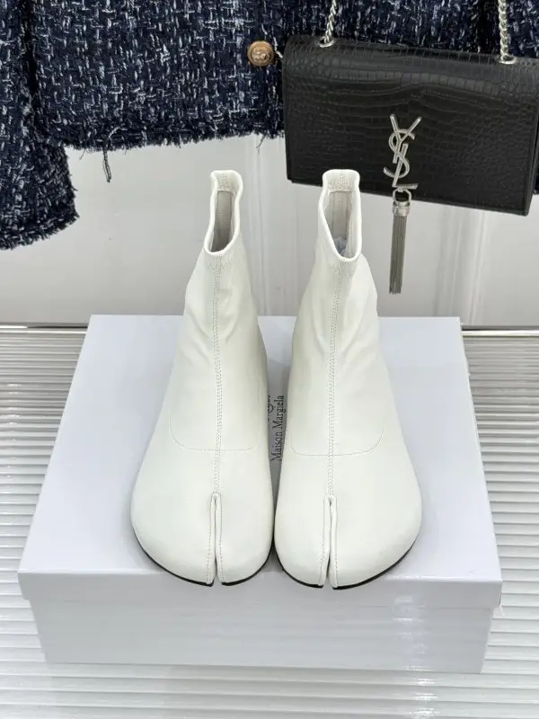 Maison Margiela MM6 Ankle boots from split the toe and elastic shafted — Photo 4