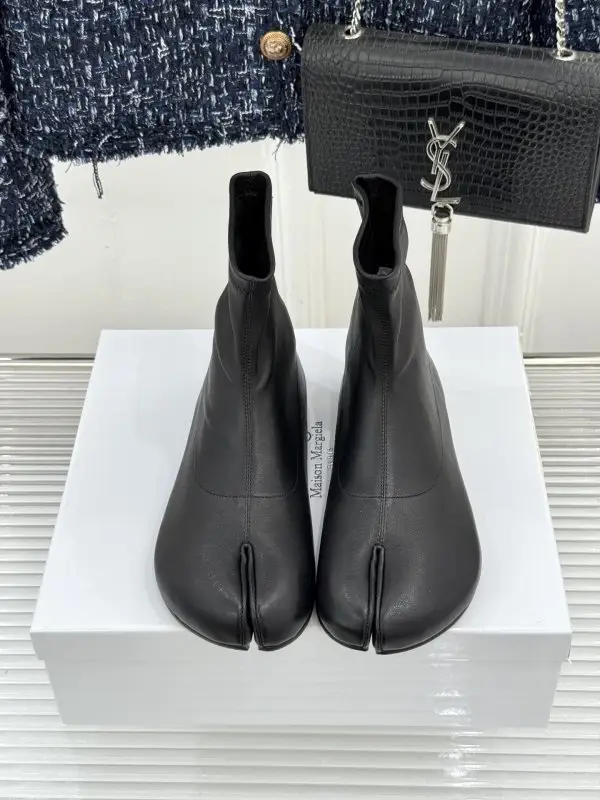 Maison Margiela MM6 Ботильйони з роздільним носком і еластичним халявою — Фото 4