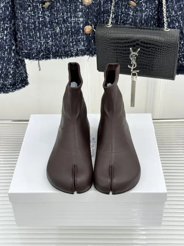 Maison Margiela MM6 Ботильйони з роздільним носком і еластичним халявою — Фото 4