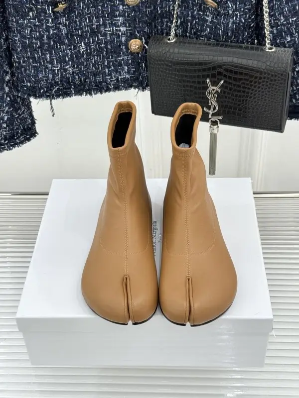 Maison Margiela MM6 Ботильйони з роздільним носком і еластичним халявою — Фото 4