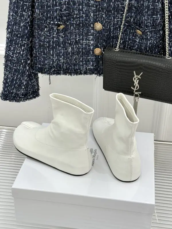 Maison Margiela MM6 Ankle boots from split the toe and elastic shafted — Photo 5