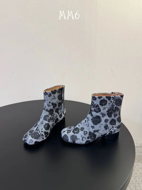 Maison Margiela MM6 — Ботильйони з роздільним носком і леопардовым принтом