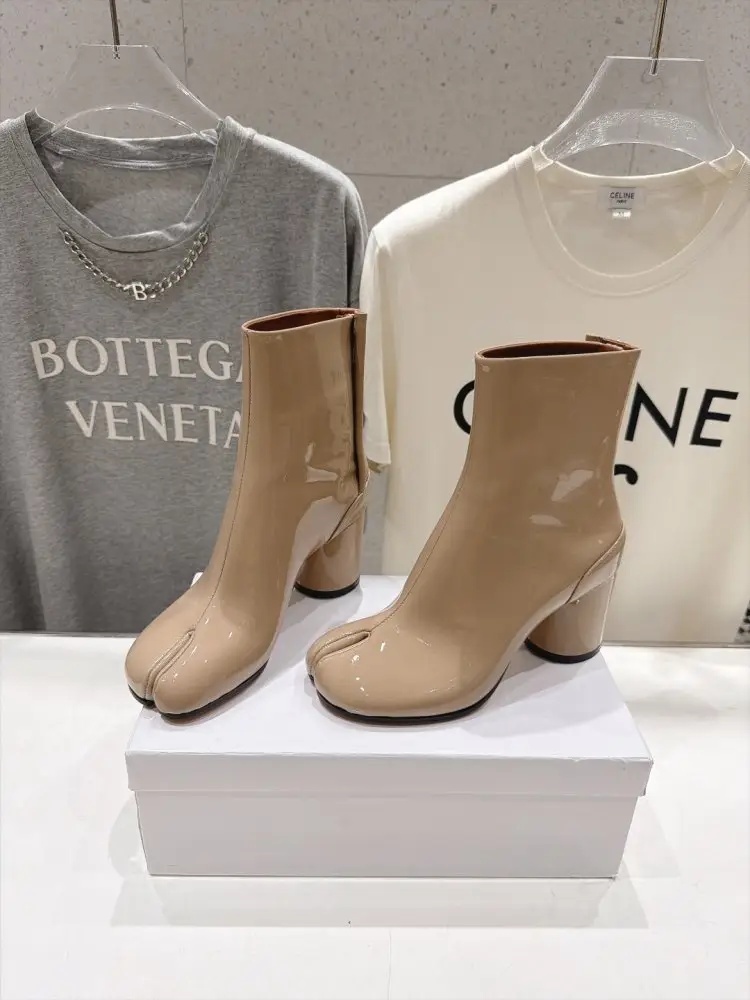 Maison Margiela MM6 — Ботильйони з роздільним носком і масивним каблуком