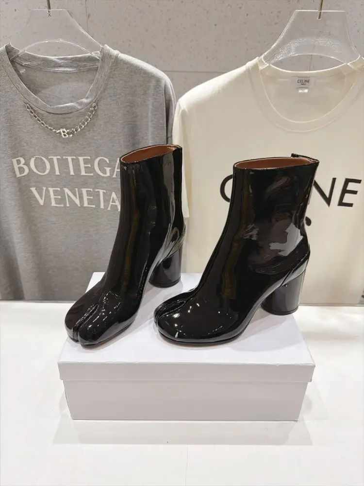 Maison Margiela MM6 — Ботильоны с раздельным носком и массивным каблуком