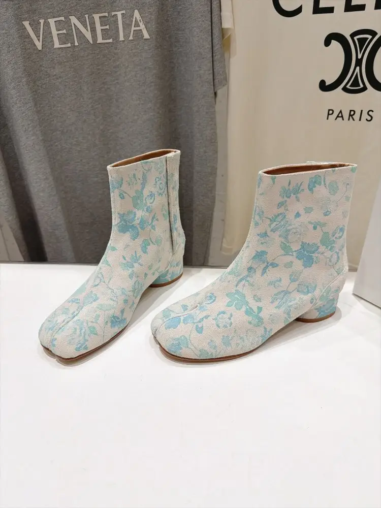 Maison Margiela MM6 — Ботильйони з роздільним носком і масивним каблуком