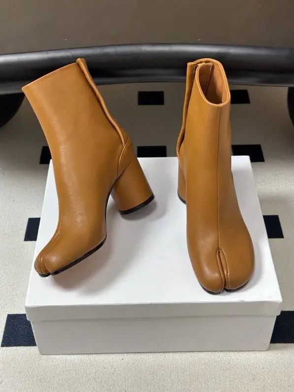 Maison Margiela MM6 — Ботильйони з роздільним носком і масивним каблуком