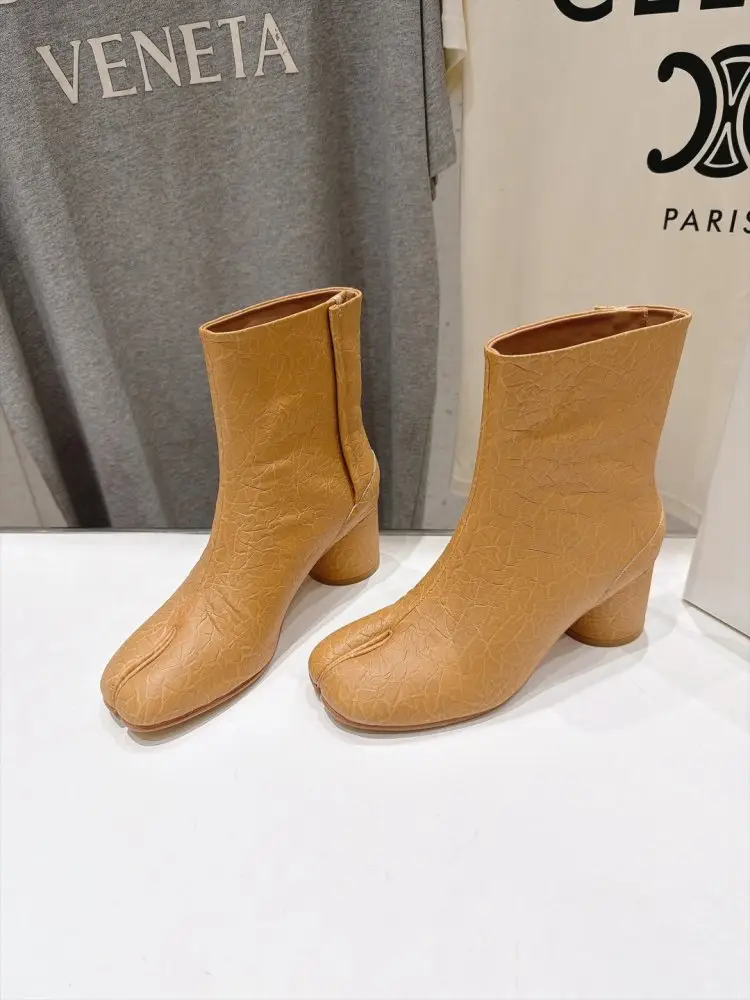 Maison Margiela MM6 — Ботильйони з роздільним носком і масивним каблуком