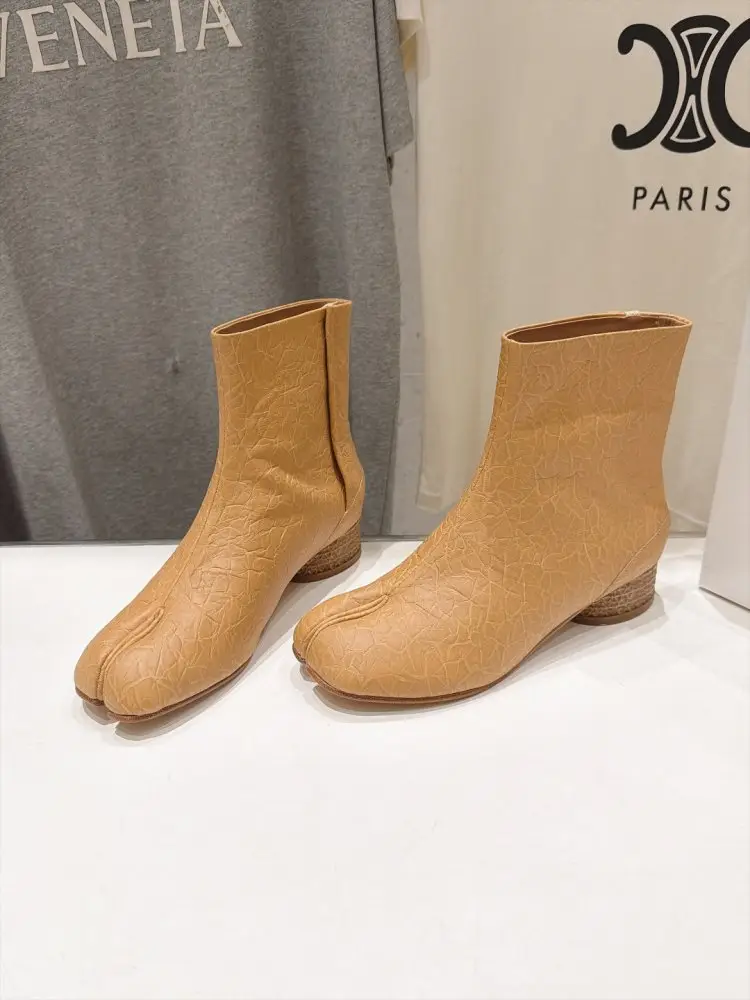 Maison Margiela MM6 Ботильоны с раздельным носком и массивным каблуком — Фото 1