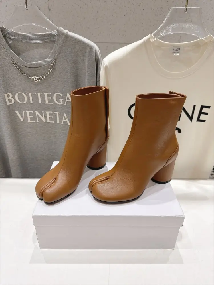 Maison Margiela MM6 Ботильйони з роздільним носком і масивним каблуком — Фото 1